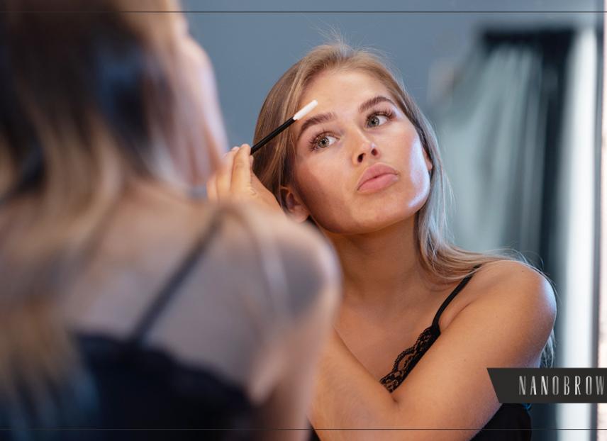 snelle make-up van wenkbrauwen met mascara